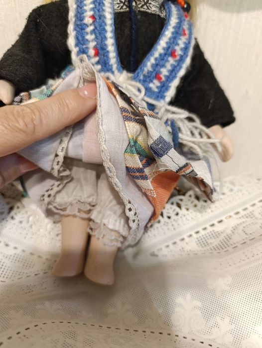 Кукла фарфоровая.