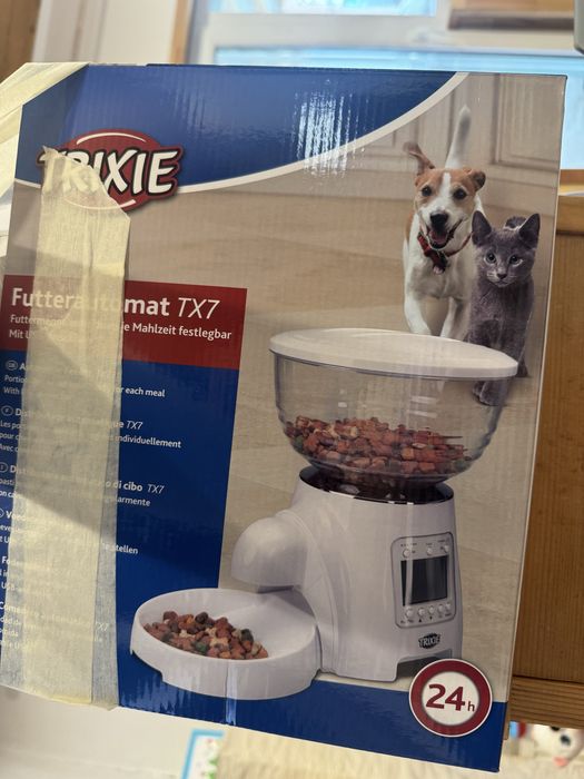 Електронна хранилка за кучета и котки