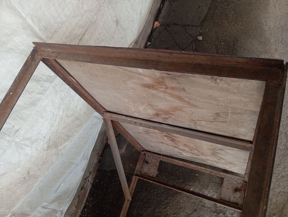 Подставка на колесах