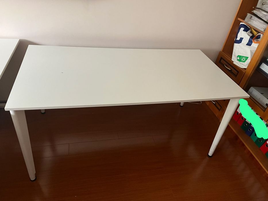 Vând masă de birou albă – 160 × 80 cm
