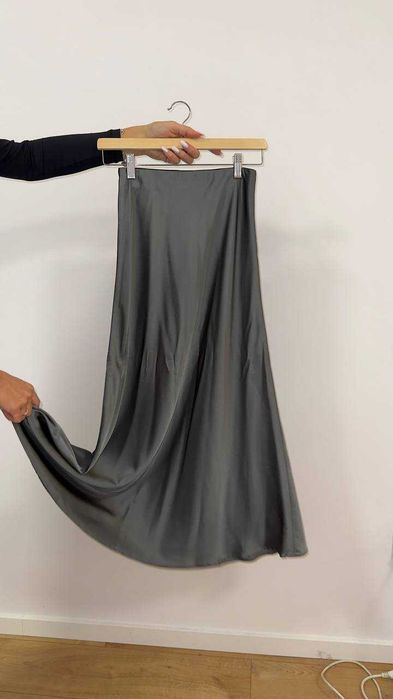 Сива сатенена миди пола, размер S/M