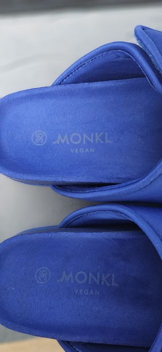 яркие шлёпки MONKI