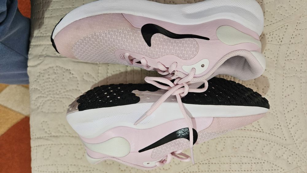 Маратонки Nike размер 36.5,дължина сделката 36,5 см.Без забележки.