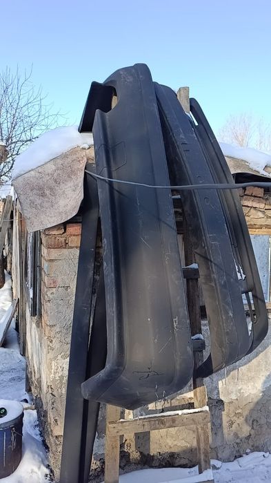 Продам бампера сбоковыми накладками бмв е34