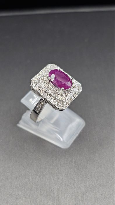 Златен пръстен с рубин и диаманти – 18K