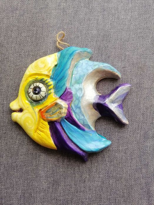 Сувенири от бяла и кафява керамика.