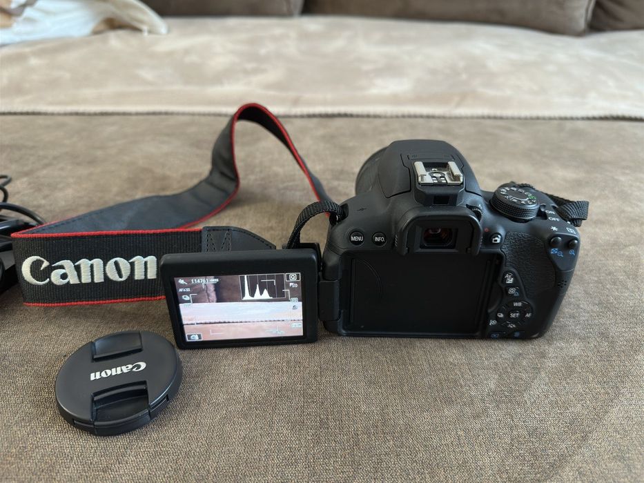 Фотоапарат DSLR Canon EOS 700D, 18MP + Обектив EF-S 18-55мм IS STM