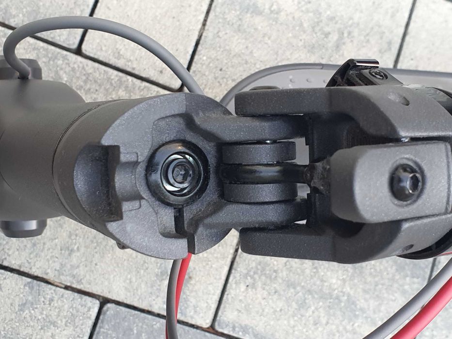 Trotinetă electrică Xiaomi Mijia M365 – stare foarte bună –  2 anvelope rezervă