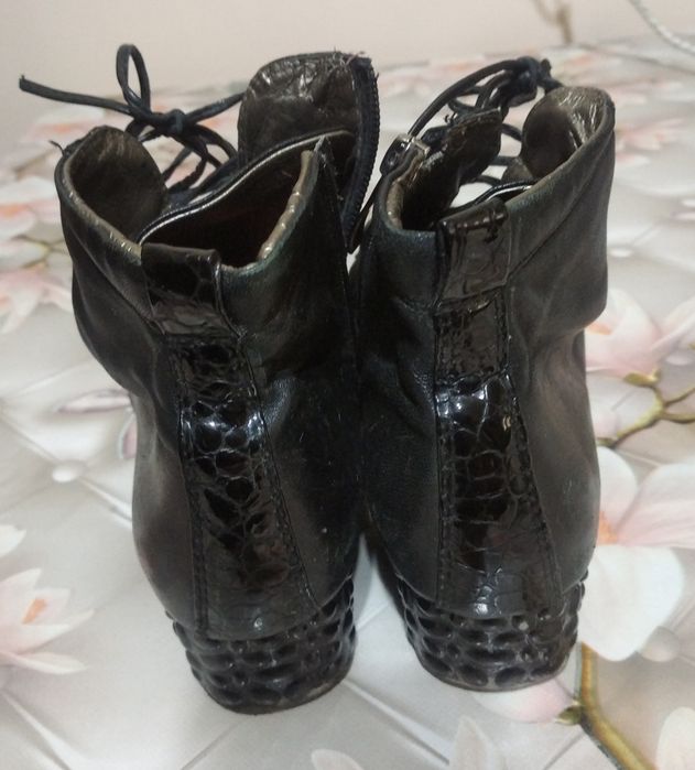 Полу сапожки чёрные, кожаные, фирменные, 40размер,100000сум.,б/у.