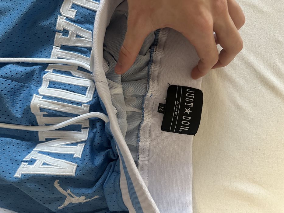 Vand pantaloni scurti  nike jordan