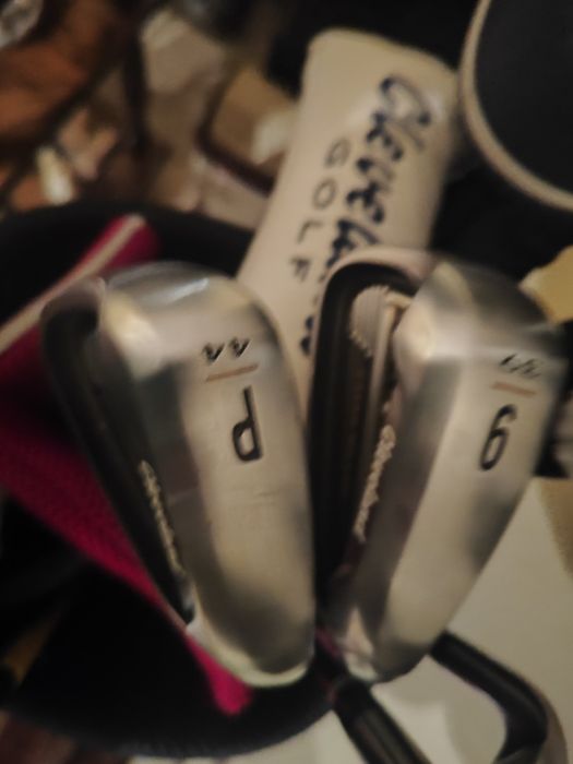 Комплекта е чисто нов стикове и обувки  .размер на обувките 44  Продавам отличен комплект за голф на една от най-добрите марки в света – Cleveland Go