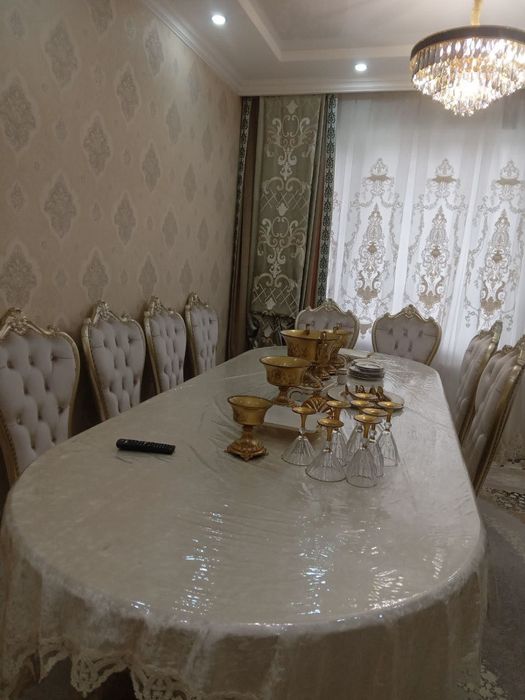 Стол и стулья для гостиной