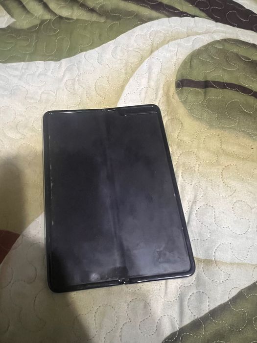 Samsung Galaxy Fold книжка