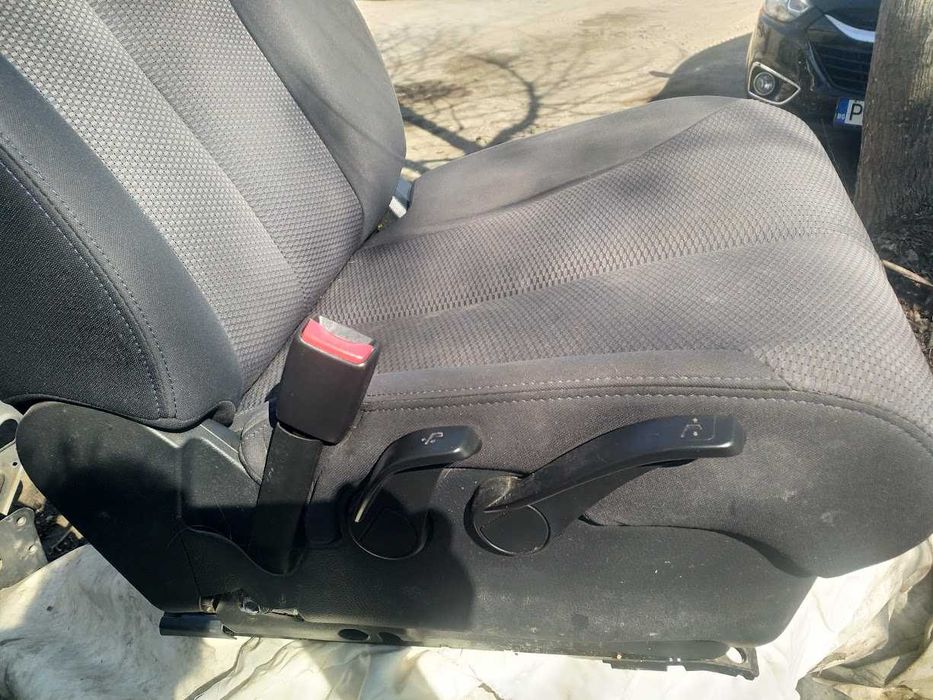 Предни седалки Нисан Тида