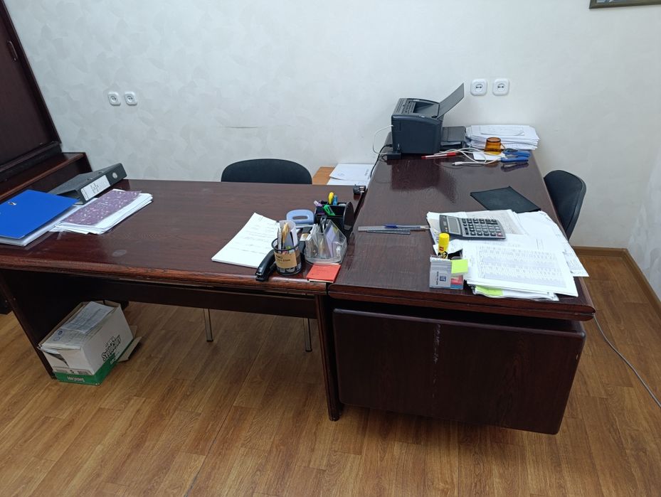 Набор офисной мебели под красное дерево.