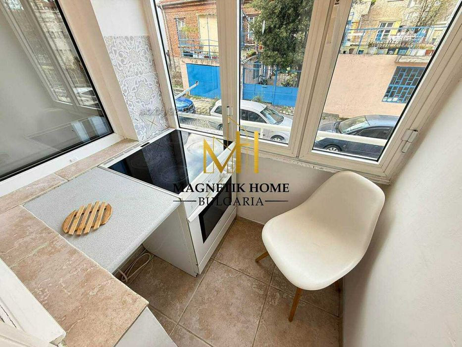 Разкошен двустаен апартамент с отделна кухня до у-ще ”Иван Вазов”