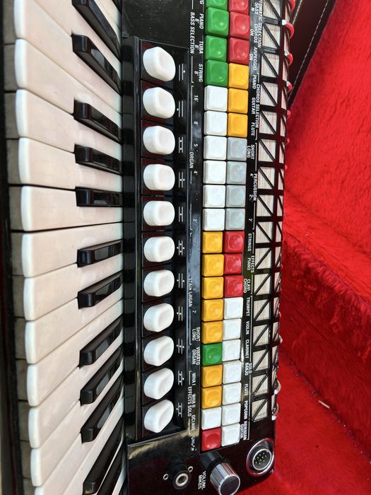 Acordeon Hohner Atlantic IVN deluxe cu 120 de basi