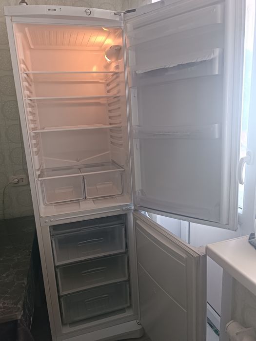 Продам Холодильник Indesit