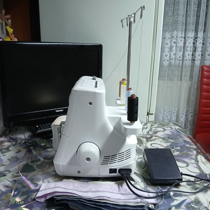 Masina de cusut si surfilat cu 2 ace 4 fire overlock SINGER S14 -78