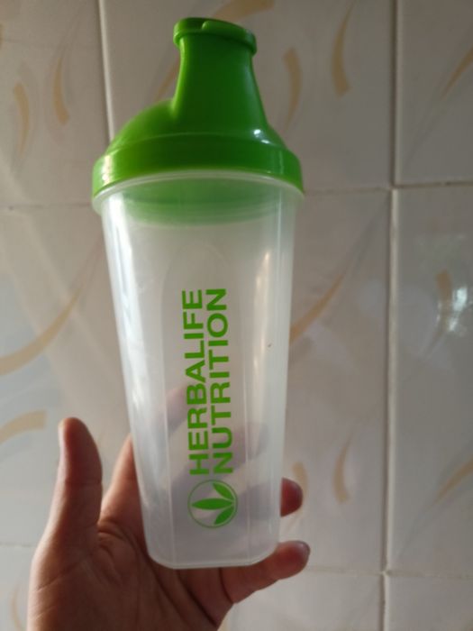 Кофейные чашки и  стакан с крышкой