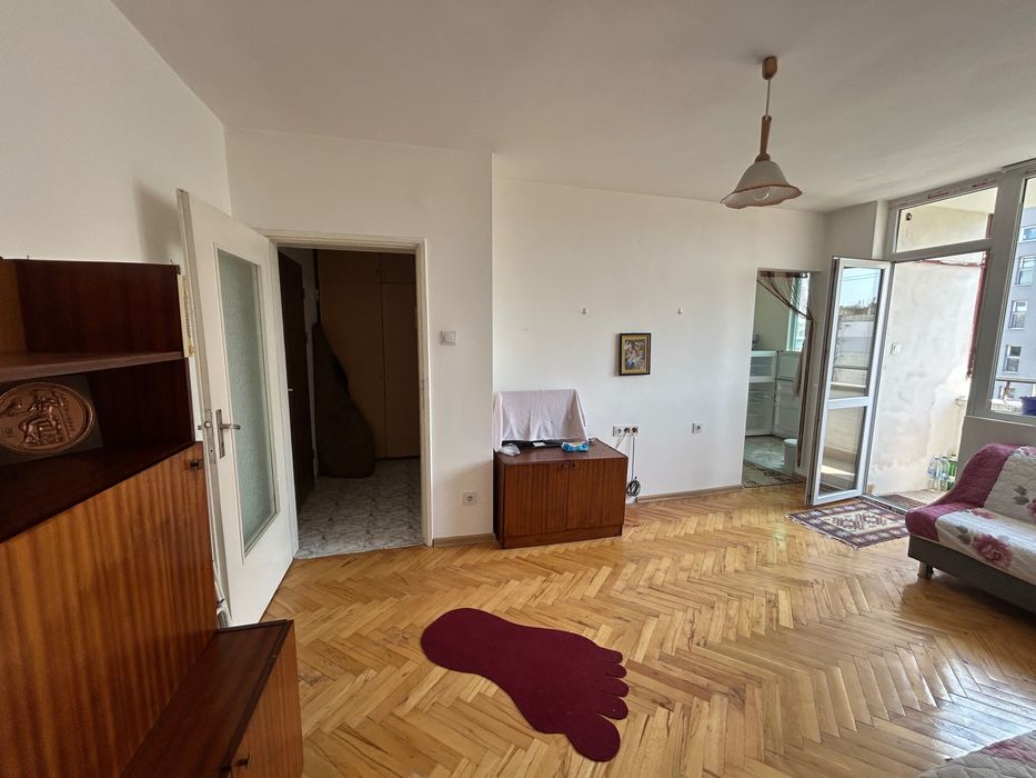 Продава гарсониера в идеалния център на Хасково, 32.7 кв.м. 8-ми етаж южно изложение светла и топла с мазе и ниски разходи.