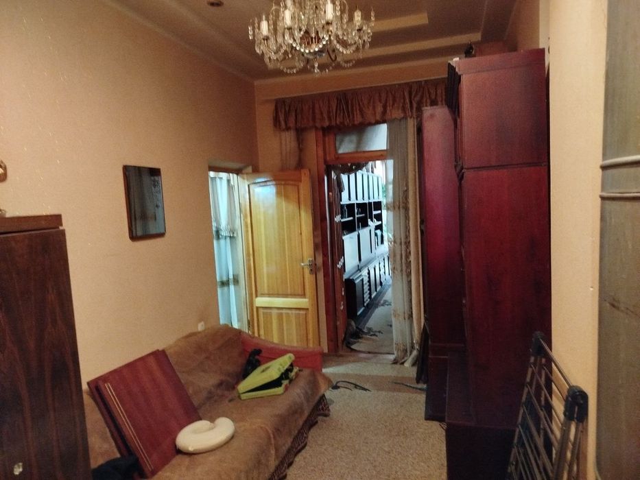 Продам дом- квартира на земле общей площадью 184 кв метров большой зал