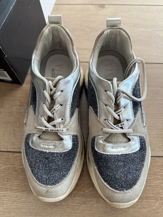 Кроссовки женские