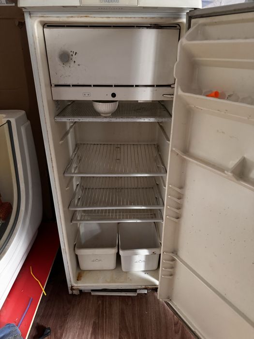 Продается холодильник б/у бюриса