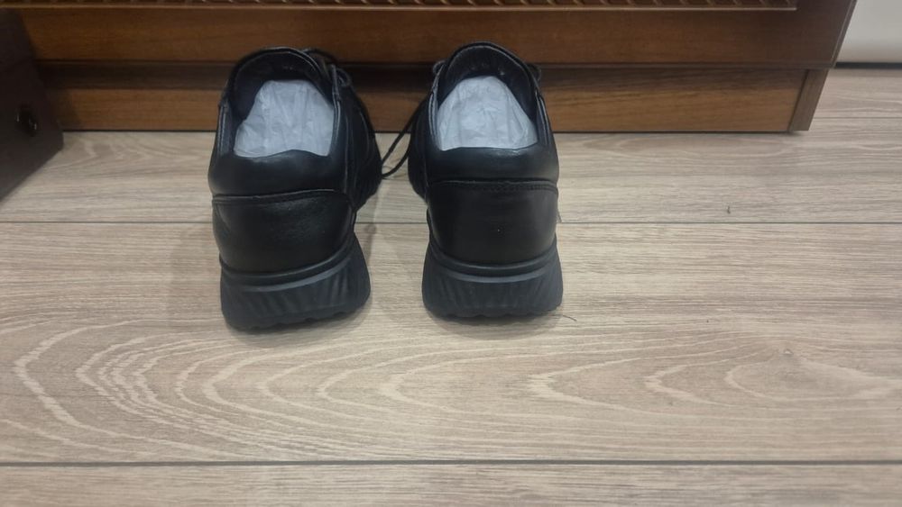 Кожаные кроссовки