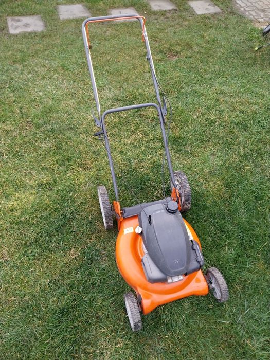 Masina de tuns iarba