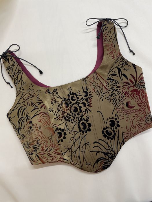 Корсет, көйлек сатылады