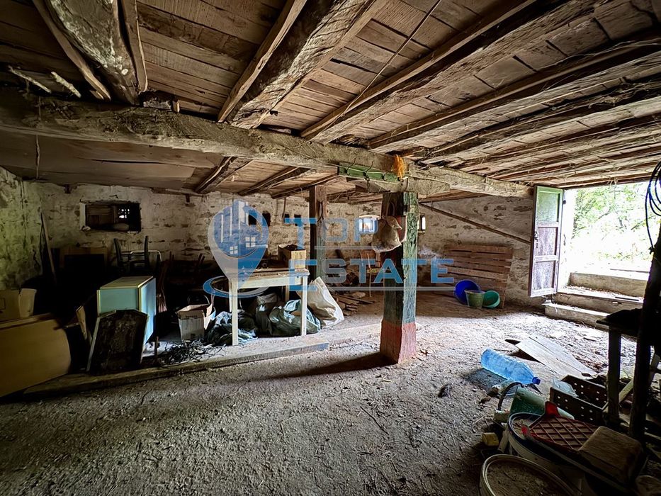 Голяма двуетажна тухлена къща в село Янтра, област Габрово