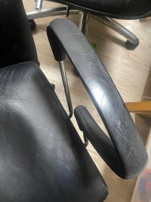 Продам 2 кресла офисные