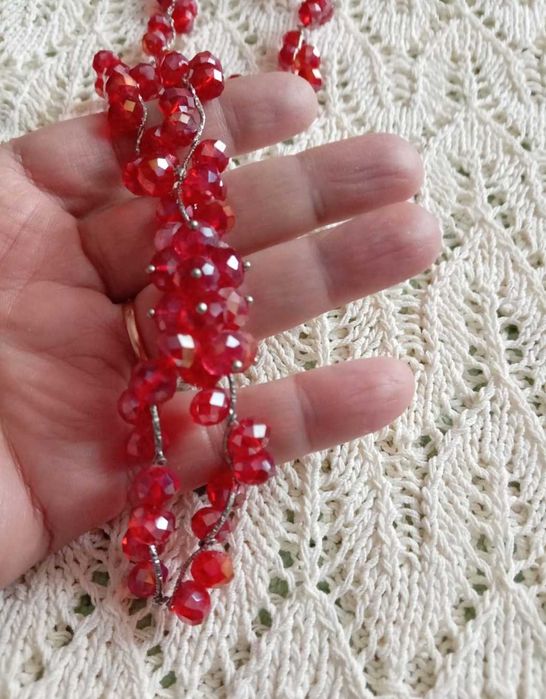 Продам бусы, броши.