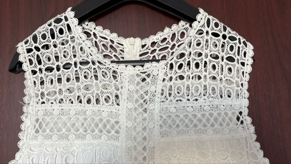 Бяла дантелена рокля нова р-р М