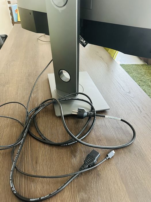 Професионален монитор Dell с регулируема стойка – перфектно състояние