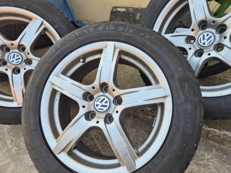 Продават се джантите с гумите