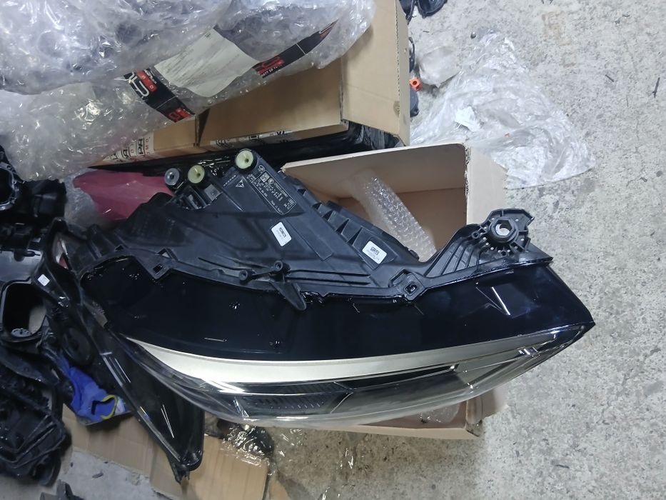 Десен фар за audi q3