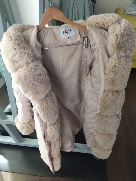 Дълго дебело зимно яке с качулка и свалящ се екологичен косъм