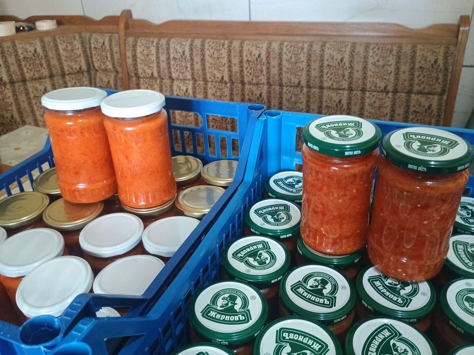Zacuscă și bulion de vinzare