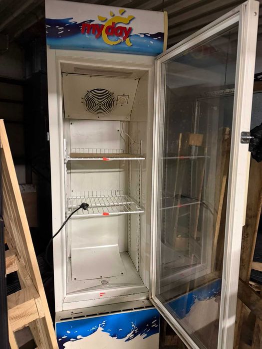 Продавам млечна хладилна витрина