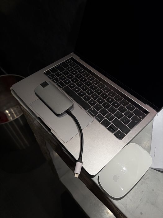 КАТО ЧИСТО НОВ Macbook Pro 13.3" + Magic Mouse + USB C HUB