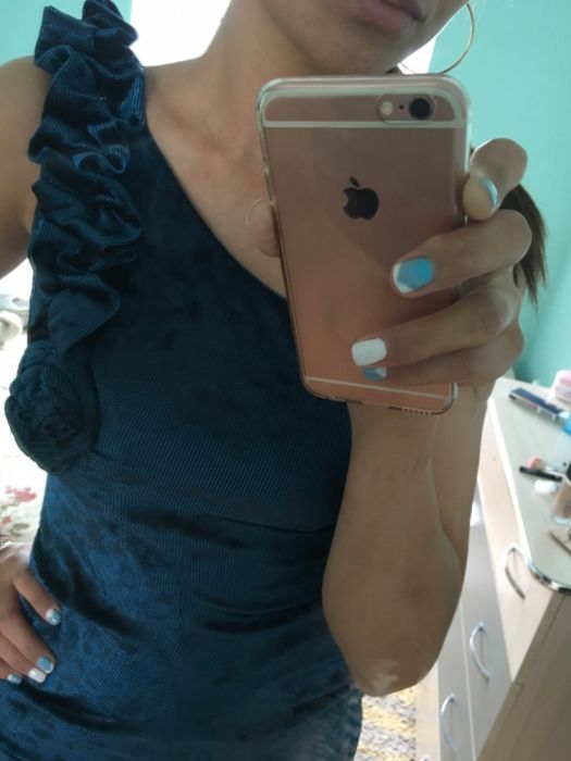 Синее платье на одно плечо.