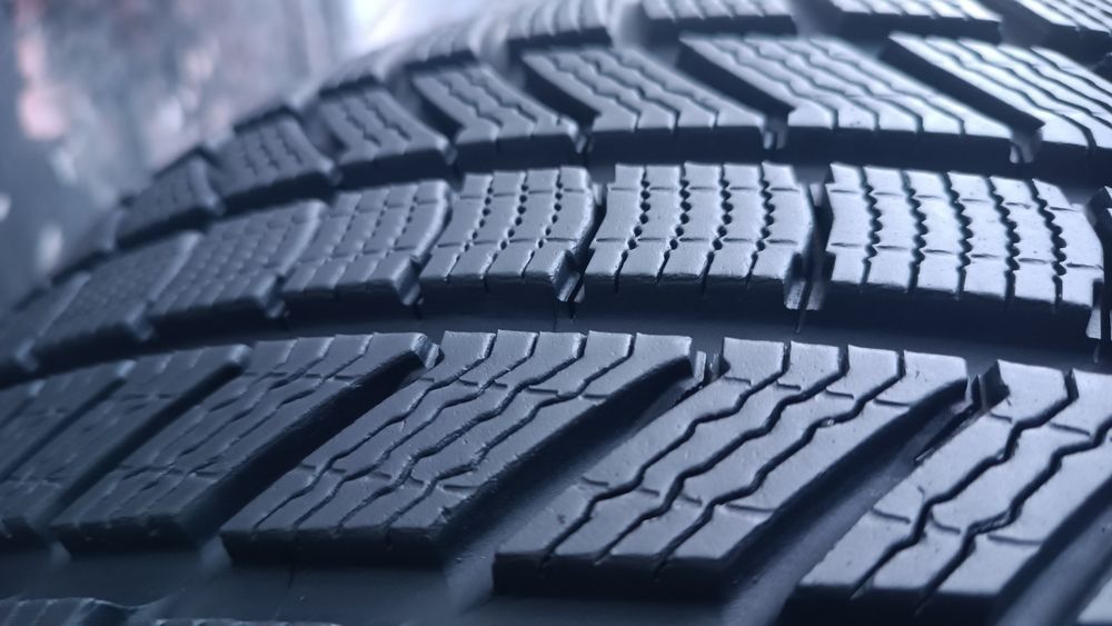 245/40/19 Continental