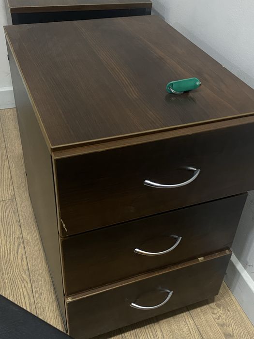 Комплект тумбочек с 3 полками-стильные, удобные, в отличном состоянии