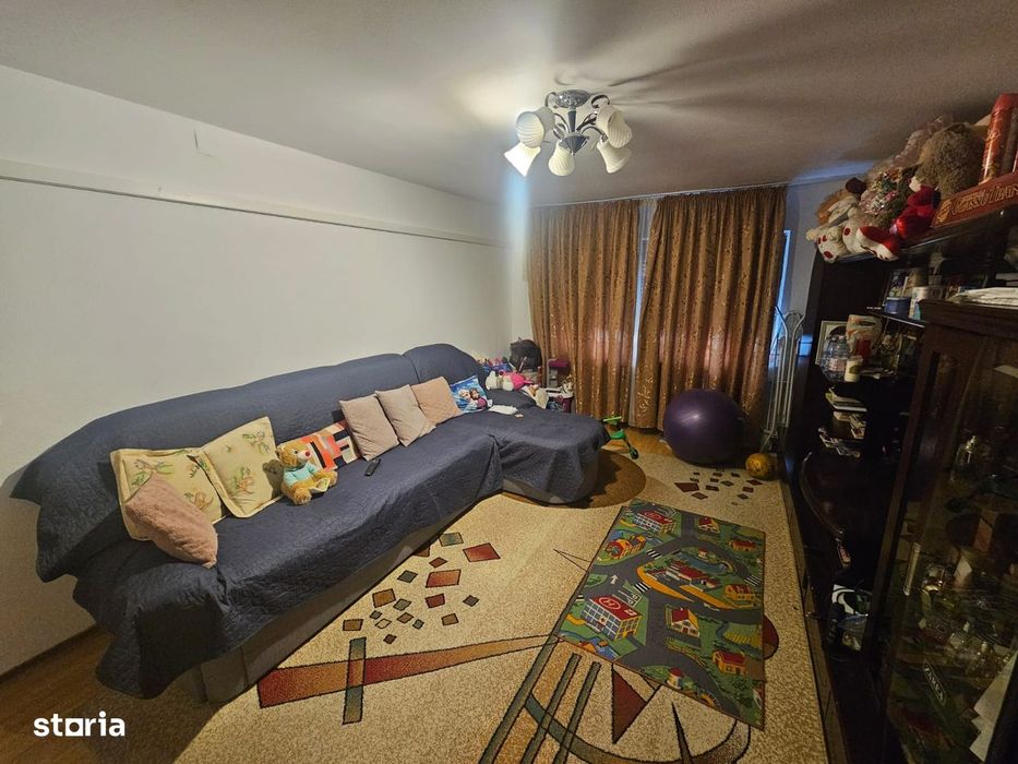 Apartament cu 3 camere de vânzare în Curtea de Argeș.