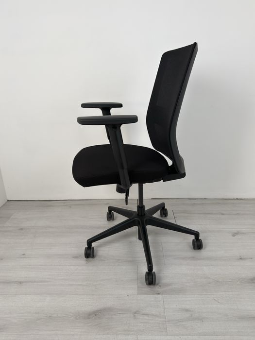 Работен стол Bestuhl S30 от черна-мрежеста облегалка