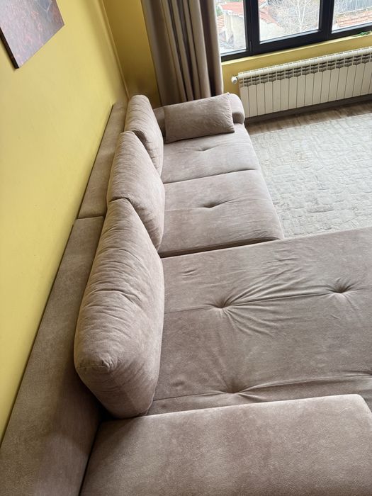 Голям бежов диван