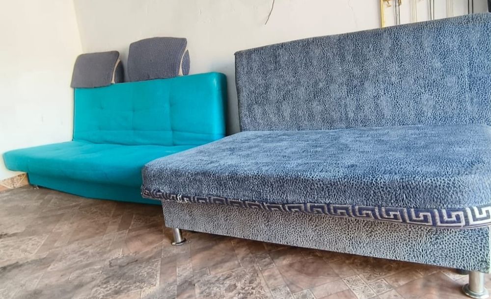 Продам два дивана.