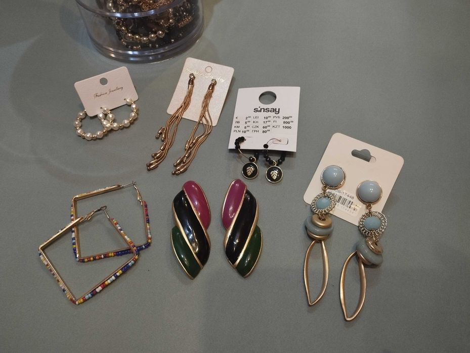 Различни бижута на символични цени